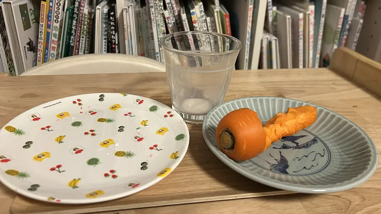 父親為了滿足女兒幻想，真的生啃紅蘿蔔。翻攝自@chiikusakuriko X