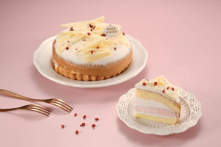 亞尼克草莓季開跑，全新生乳奶蓋波士頓-草莓幸福亮相，售價520元。業者提供