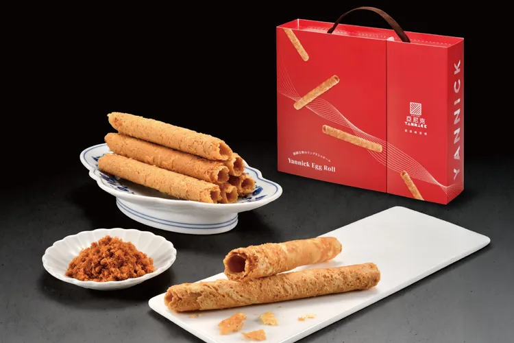 亞尼克濃濃雞蛋捲肉鬆禮盒，古早味蛋捲薄脆酥香更顯蛋香，售價450元。業者提供