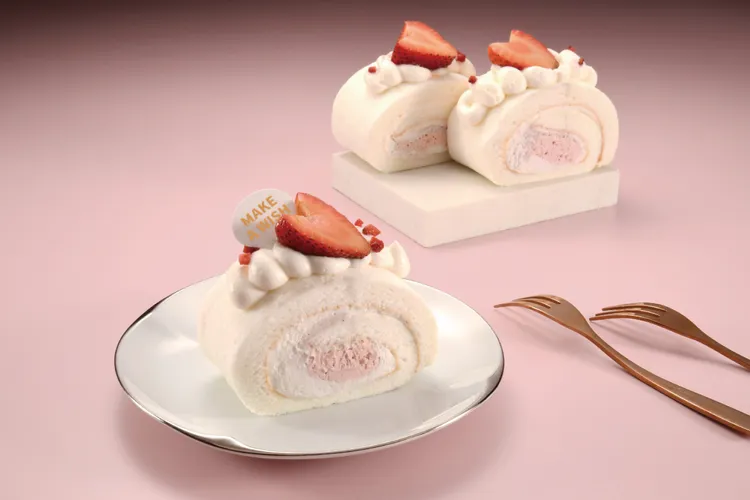 全新鮮莓雪天使生乳捲切片，亞尼克推薦草莓控一嚐，售價120元。業者提供