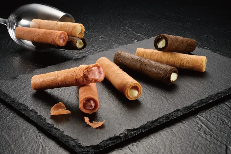 亞尼克生乳捲風味蛋捲一次吃到草莓、原味、特黑等爆漿生乳內餡，售價520元。業者提供