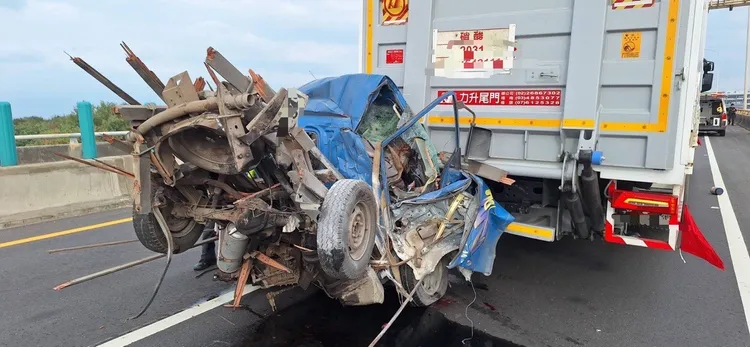 藍色小貨車車體扭曲變形，2名乘客送醫不治。桃園市消防局提供