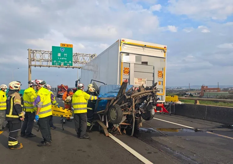 現場救援。大園警分局提供