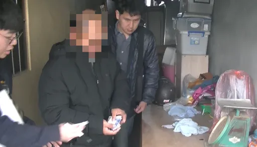 假檢警騙走被害人百萬元帳戶 車手隱身遶境隊伍跨區取款 警逮人送辦