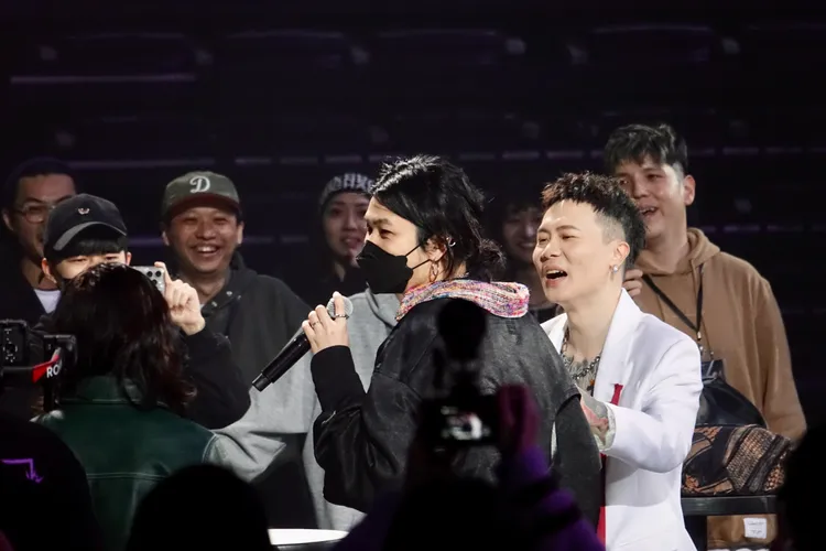 蕭秉治（右）趁卡蛋空檔，邀麋先生主唱聖皓飆嗓。攝影中心攝