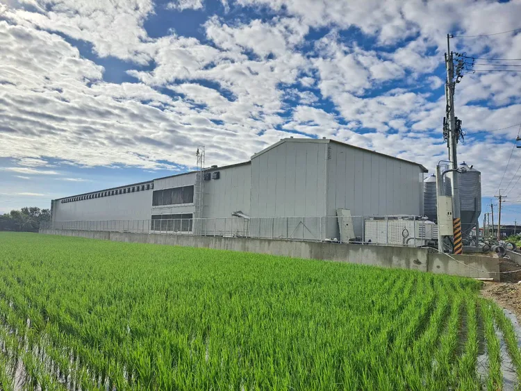 王姓業者在雲林水林的養雞場採密閉水簾式設計，與居民相安無事。業者提供