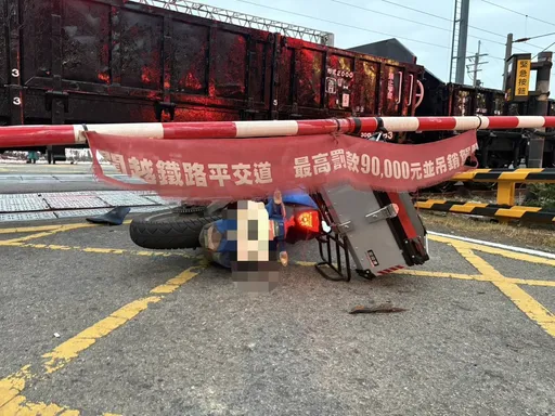 台中外埔台鐵貨物列車撞機車!騎士當場慘死 影響8班車逾2小時