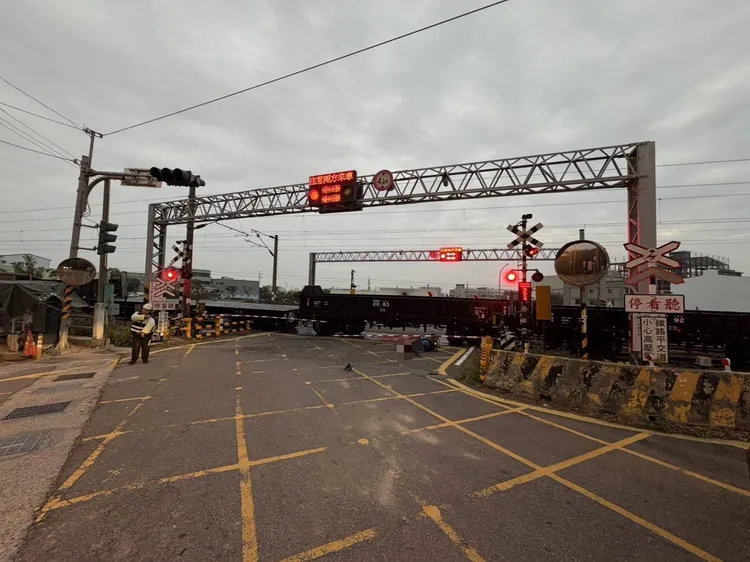 事故發生在外埔區省牧場平交通。民眾提供