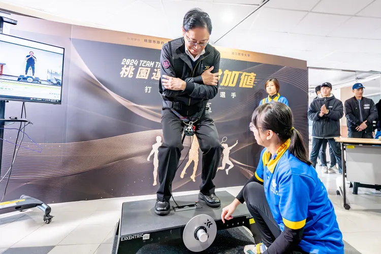 張善政現場體驗。桃園市府提供