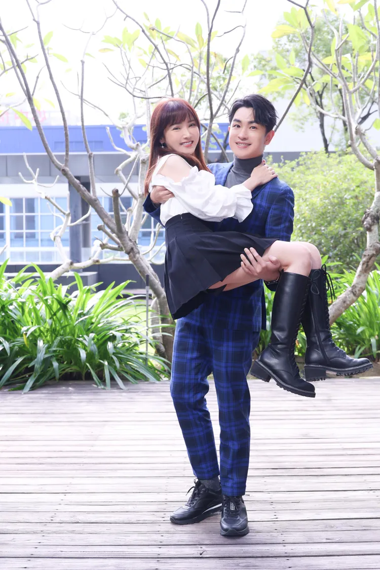 陳謙文（右）公主抱陳子玄。三立提供