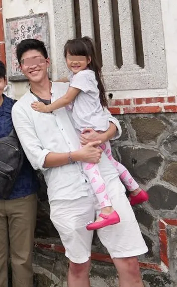 滑雪教練出遊時抱著六月女兒合影，足見他與六月一家感情甚密。翻攝楊千霈臉書