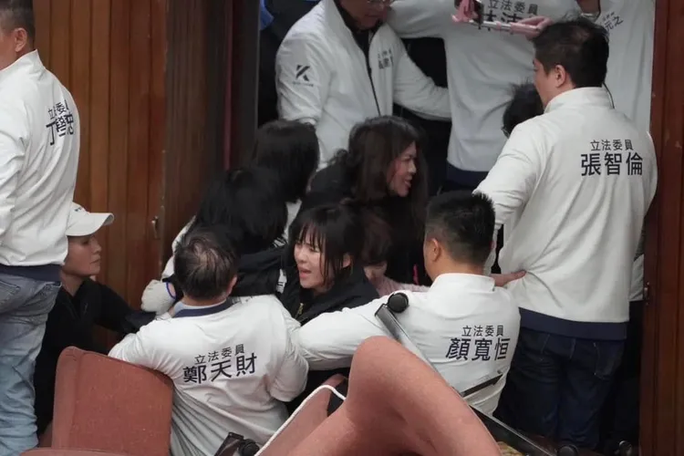 黃捷被顏寬恒、鄭天財架出。翻攝黃捷臉書