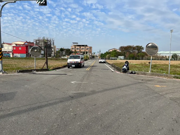 事故發生在苗栗縣公館鄉館愛路、福義路口。民眾提供