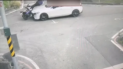 苗栗男大生騎車路口挨撞 噴飛翻2圈摔落農田!機車掛溝渠