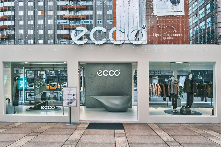 ECCO x White Mountaineering快閃店在台北SOGO忠孝館前廣場登場。品牌提供