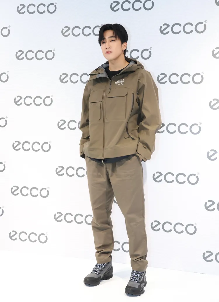 婁峻碩身穿聯名系列的防水連帽外套、工裝褲以及防水高筒靴。莊宗達攝