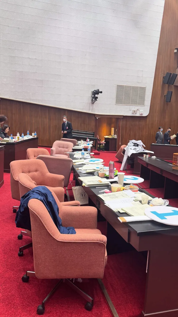 民眾黨立委集體離席。翻攝自 林楚茵脆