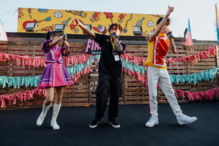 楊大正（中）為女兒找來兒童台哥哥、姐姐助陣，台上一起帶動跳。圖／夥球擊提供