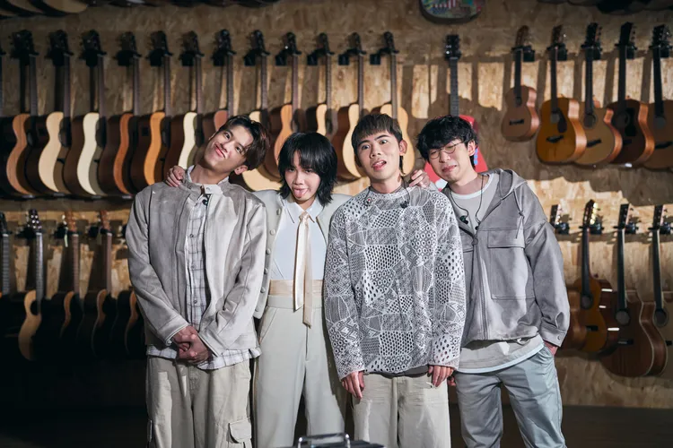 持修與情如兄弟的樂手們一起合拍mv，顯得格外放鬆。EMI提供