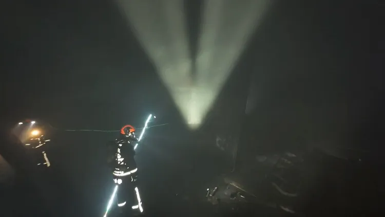 火場內部一片凌亂。消防局提供