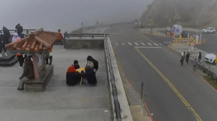 武嶺亭「鏡頭君」今直播遊客打麻將畫面。翻攝「中橫路況交通資訊站」