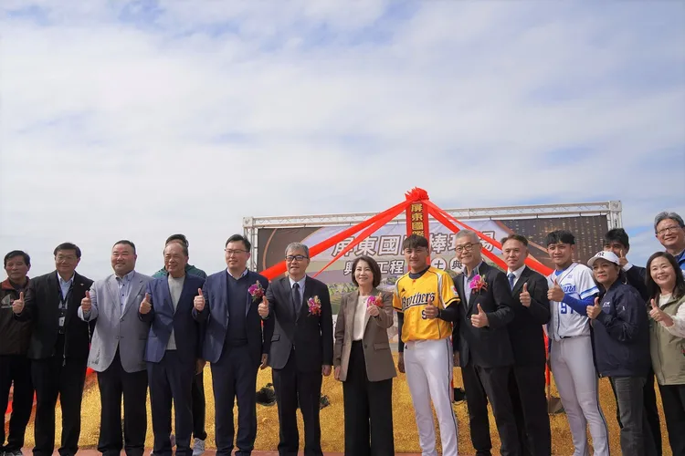 「屏東國際棒球場」30日在屏東縣運動休閒園區用地舉行動土典禮。縣府提供