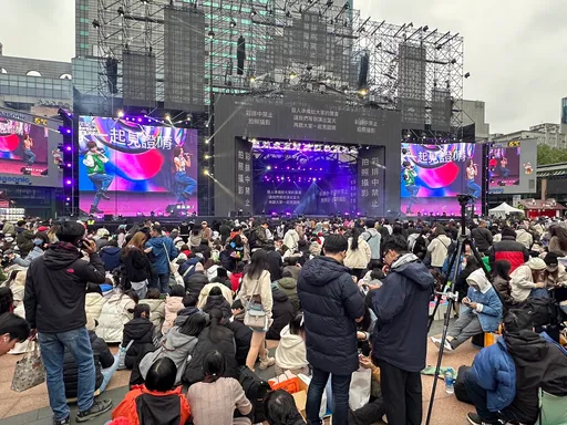 時間寶貴?新北耶誕城湧人潮 大媽竟強闖板橋車站男廁