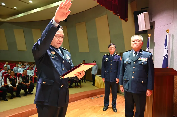 鳳運昇少將(左)宣示接任海巡署南部分署長。海巡署提供