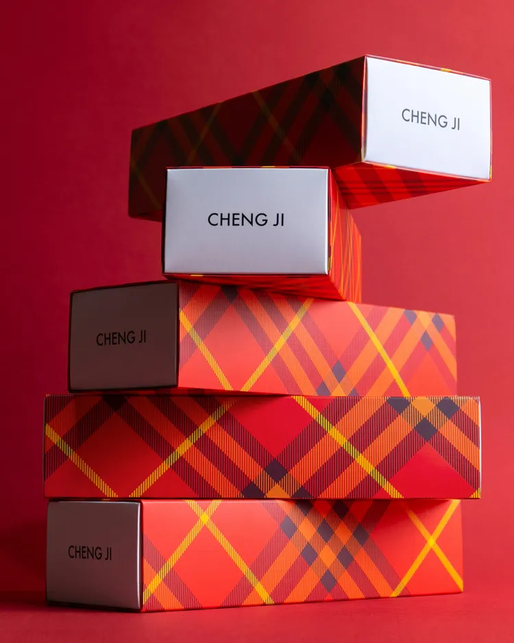 甜點的包裝設計以紅色格紋呼應餐車色彩。品牌提供