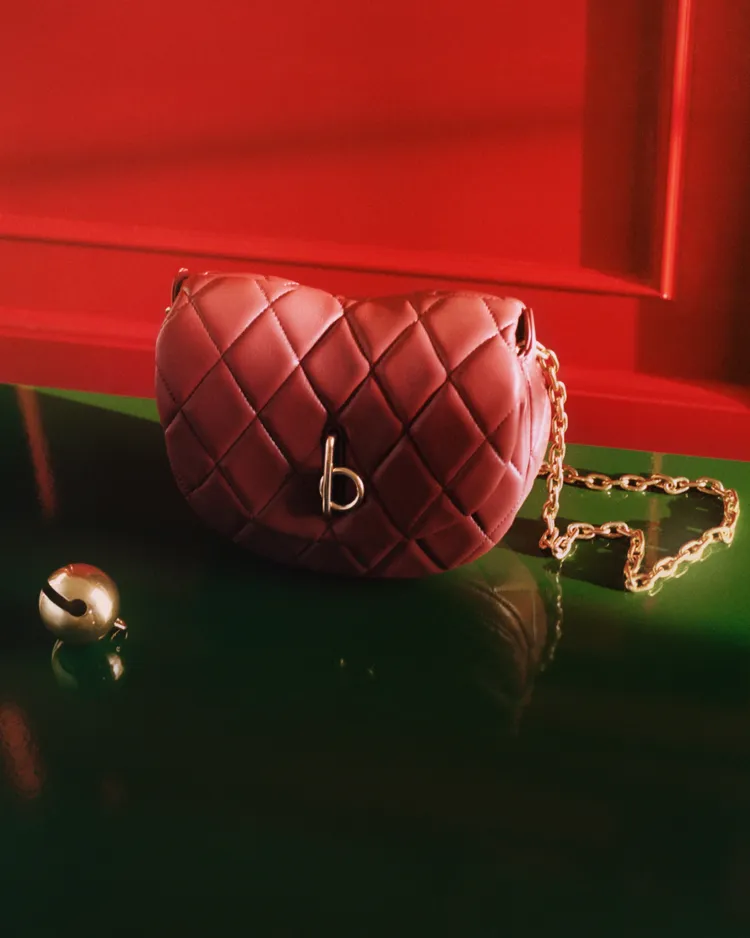 BURBERRY節慶系列Rocking Horse鐵鏽色絎縫肩背包，7萬9000元。品牌提供