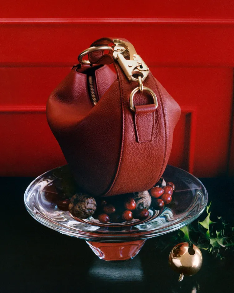 BURBERRY節慶系列Knight Arc鐵鏽色牛皮提包，6萬9000元。品牌提供