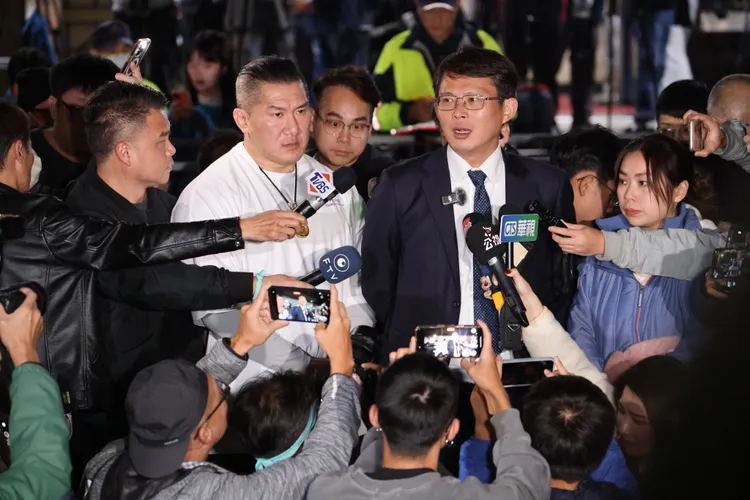 小草聚集昨天凌晨在北檢外要求釋放柯文哲，黃國昌、「館長」陳之漢都到場聲援。李俊毅攝