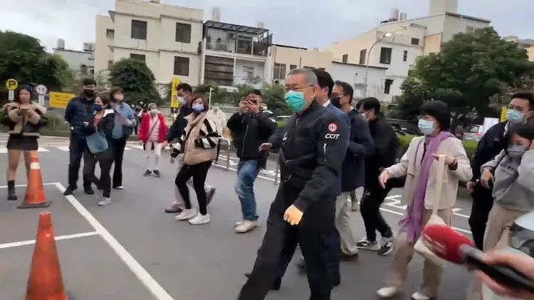 柯文哲偕妻趕到新竹台大分院探父。翻攝畫面