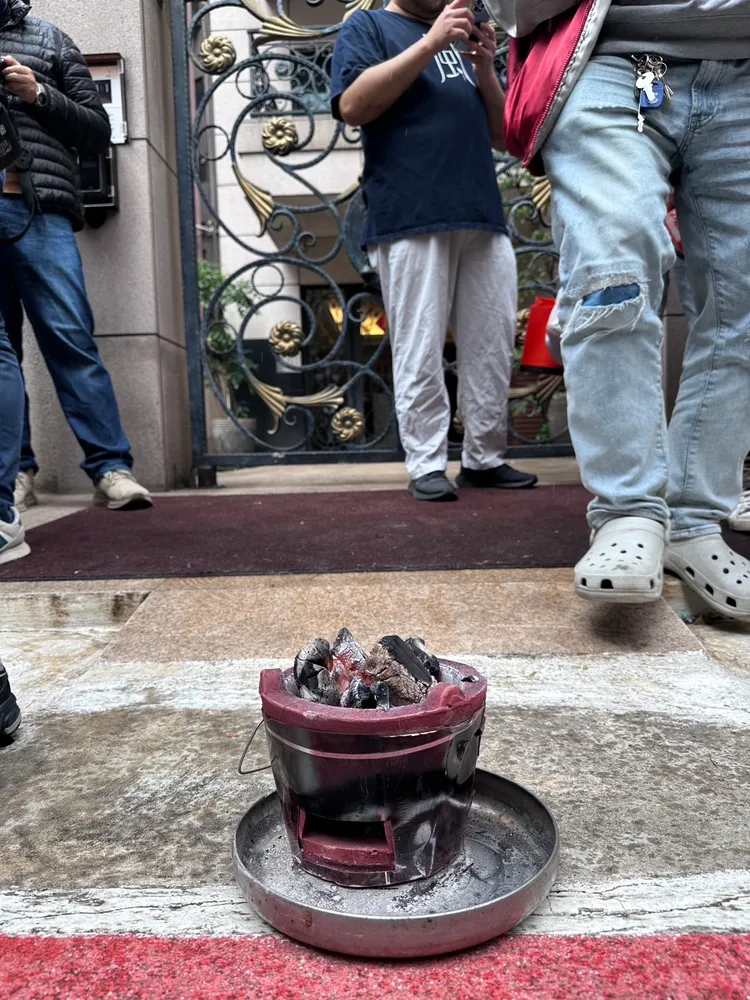 家人備妥的火爐要讓柯文哲跨過討吉利。特勤中心攝