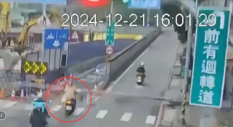 陳姓婦人車頭被倒下燈柱砸中，整輛車翻倒，人也跟著摔向一旁，生死一瞬間，臉上露出驚恐表情。翻攝畫面