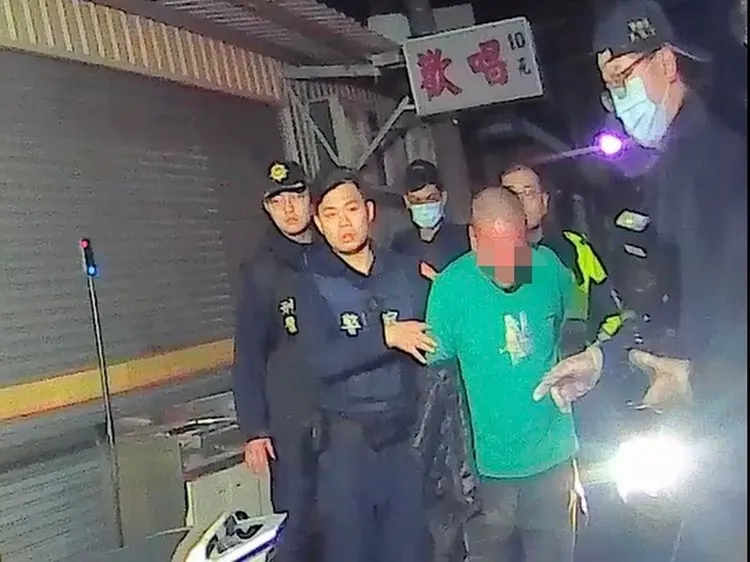 劉姓男子行凶後一度乘機逃逸，被警方逮回。民眾提供