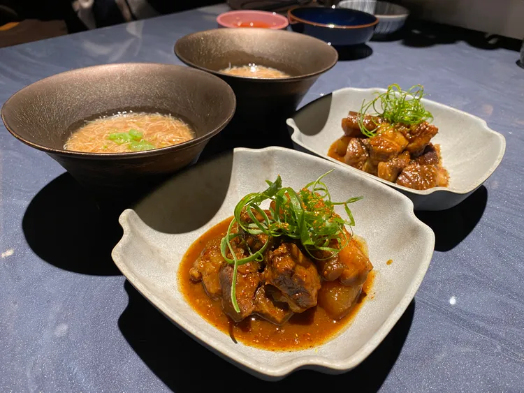 前菜可吃到以A5和牛燉煮的「和牛赤味噌土手燒」（前）或是「蟹肉山藥蒸蛋白」（後）等選擇。莊偉祺攝