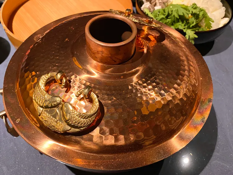 WAGYU CLUB shabushabu使用日本職人手工打造的特製銅鍋，每個就要價2萬元。莊偉祺攝