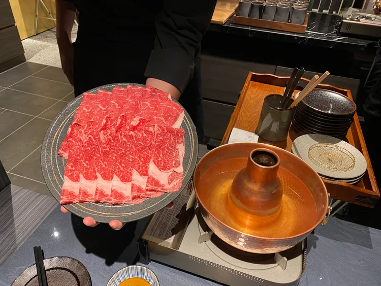 WAGYU CLUB shabushabu引進「日本冷藏鮮肉切片機」，肉片以1.8mm厚度呈現。莊偉祺攝