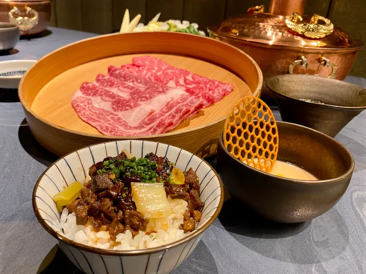 只要加價80元就可讓附餐升級成「和牛海參滷肉飯」（前）。莊偉祺攝