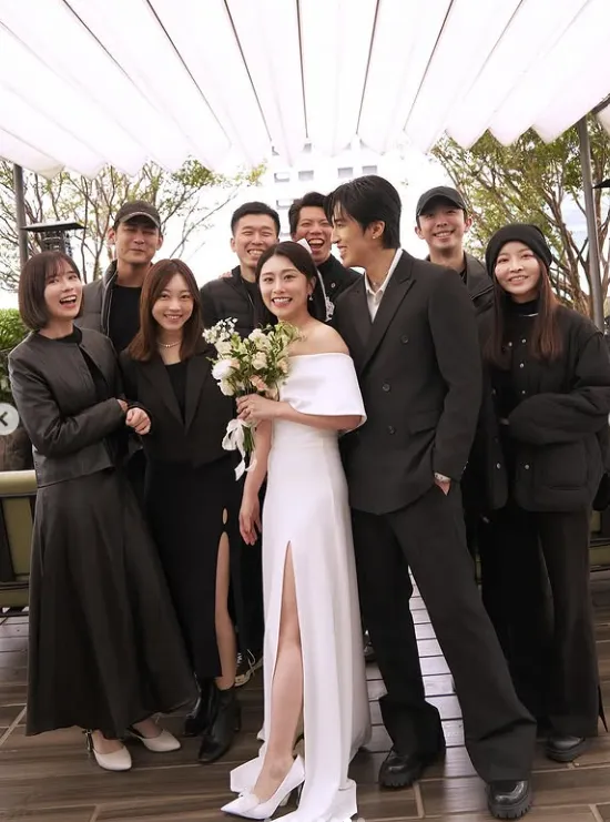 婁峻碩、焦凡凡登記結婚，星友到場見證。翻攝焦凡凡ig