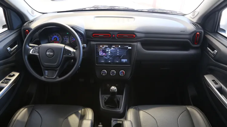 轎式化車室座艙享有科技皮面座椅、冷暖空調系統、後廂中央空調等配置。業者提供