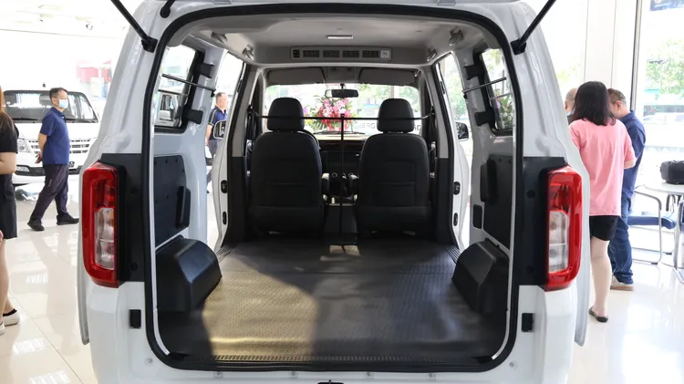 車身尺碼為4,610x1,780x1,885 (mm)，可載容量超過4,000公升。業者提供