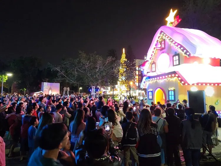 屏東聖誕節主燈「聖誕童話屋」座落在屏東公園九重葛花架前，小屋的咕咕鐘每半時啟動音樂展演。縣府提供