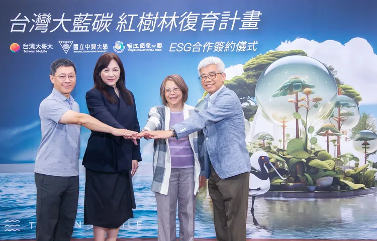 廢棄魚塭變身碳匯倉庫 ，台灣大哥大推藍碳紅樹林復育計畫，全球首創紅樹林複合式養殖負碳技術 ，提升4倍碳移除力 。（由左至右：國立中興大學林幸助終身特聘教授、台灣大哥大永續品牌公關副總經理劉麗惠、國家公園署代理署長陳貞蓉、台江處謝處長偉松）。台灣大哥大提供