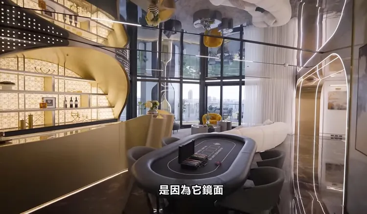 吧台及德州撲克桌用來招待朋友。翻攝Joeman YT