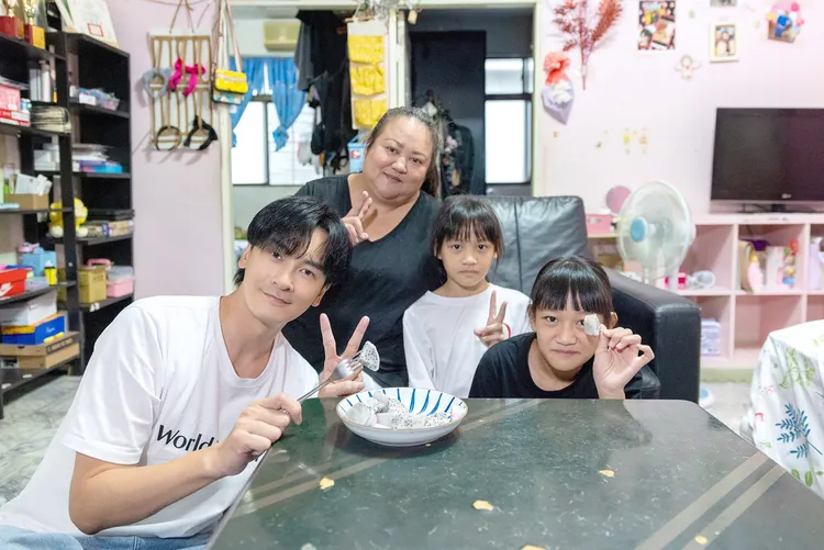 鄭元暢（左一）拜訪展望會關顧8年多的家庭，鼓勵大家勇敢往夢想前進。台灣世界展望會提供