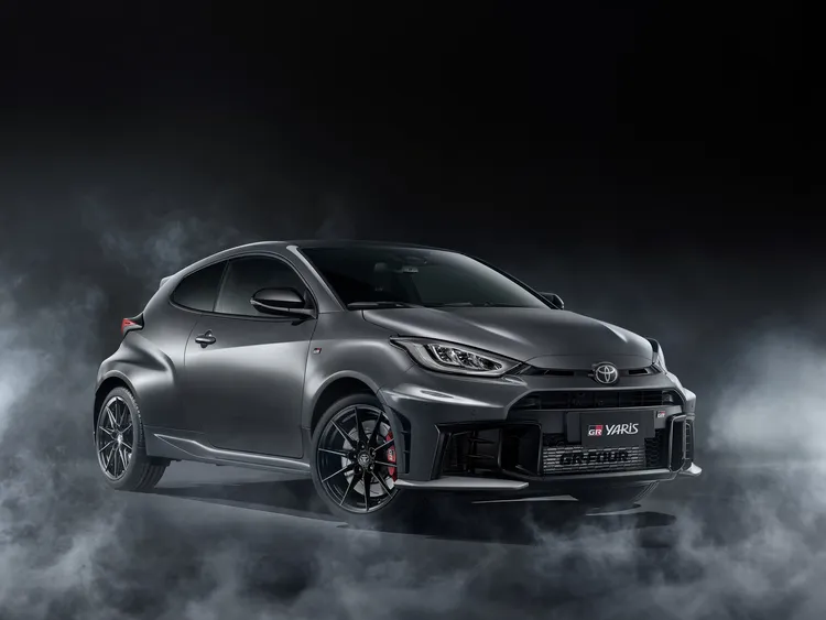 前保桿下緣改為三段獨立分拆式設計，方便在賽道受損時可快速替換。原廠照片