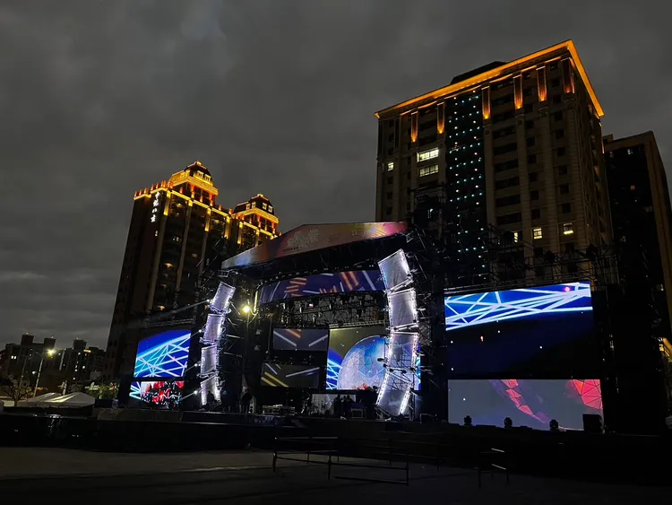 桃園跨年煙火舞台搭建如火如荼中。桃園市府提供