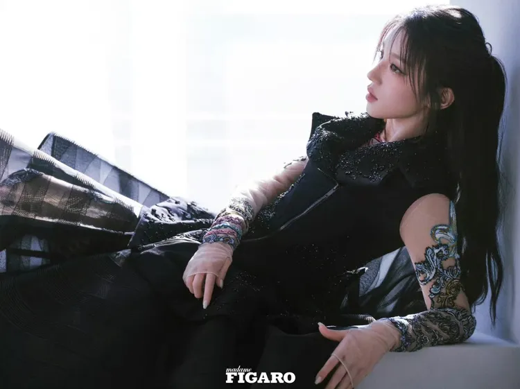 宋雨琦穿著Julien Fournié立體剪裁洋裝。翻攝宋雨琦微博